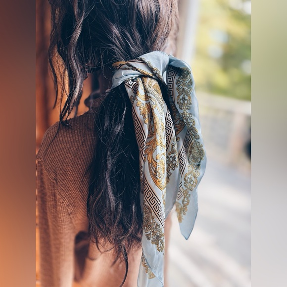 Scarf Baroque Pattern - Picture 5 of 12